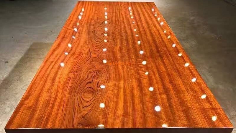 户外防腐地板需要经受风吹雨打，因此其耐用性至关重要。可以从以下方面判断：